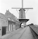 859385 Gezicht op de Dijkstraat en de molen Rijn en Lek te Wijk bij Duurstede.